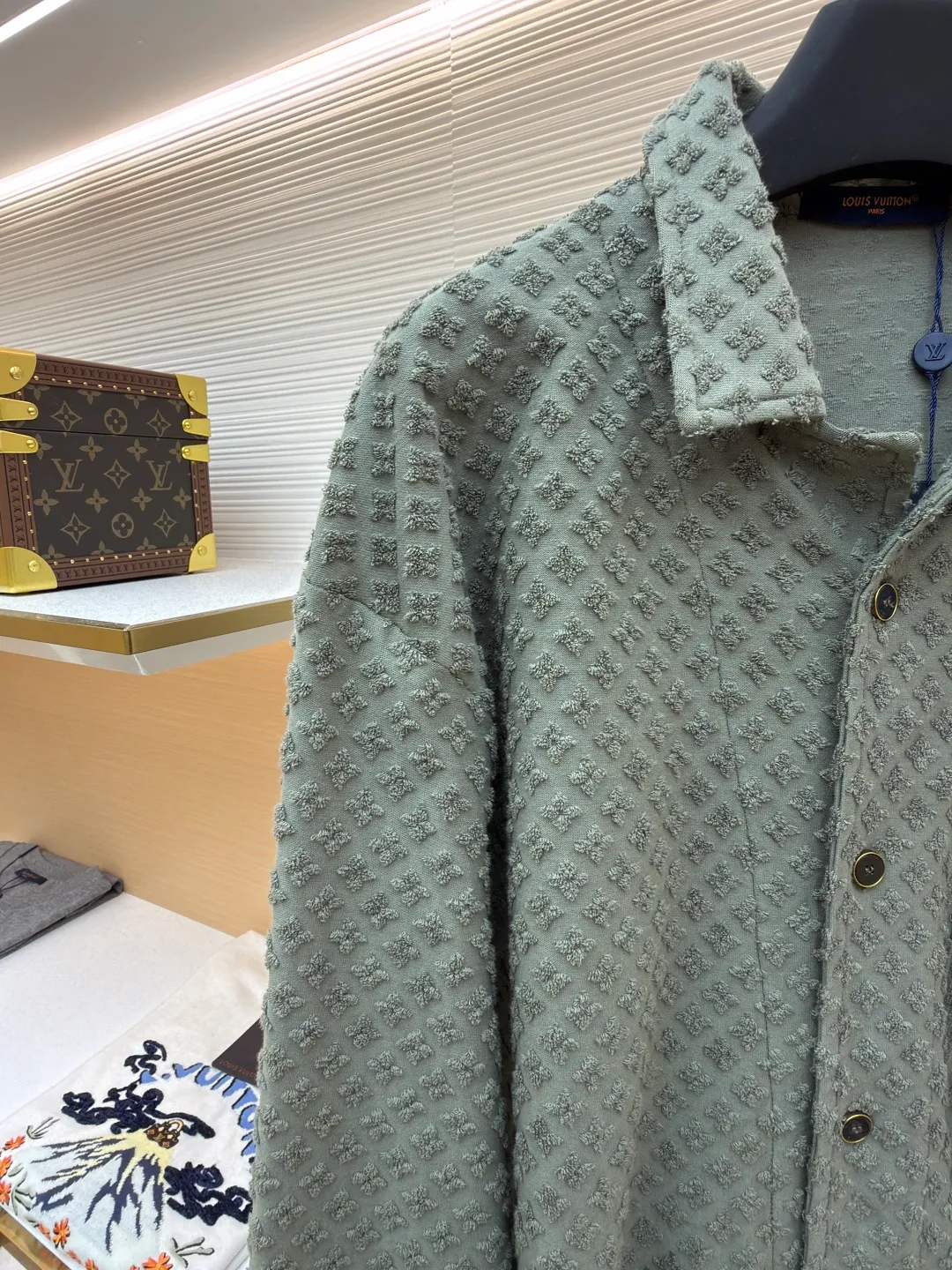 LOUIS VUITTON presbyopic terry shirt ●Original version: Purchased and developed by 14049 ●Item number: 1681930-B90 ●Fabric: jacquard terry fabric ●Technology: washed production ●Color: green ●Version: fitted version ●Weight: about 545 grams ●Size: XS-S-M-L ●Description: The fabric is custom-woven jacquard terry cloth with a weight of 250g. The bottom surface is made of 50s double-ply long-staple cotton yarn. The loops are made of 60s double-ply ring-spun combed cotton yarn. The bulk yarn color is customized and dyed. A 20-needle single-sided terry jacquard machine is used to weave the gray fabric. The finished fabric is then washed and shaped. After the washing process, the ring-spun yarn loops are more fluffy and three-dimensional than those of compact spinning. The positioning pattern is purely cut after finishing work, and the loss is huge. It has specific four-eye hand-stitched buttons and three-label washing. The overall wiring is straight and delicate, the fabric is comfortable and soft, and the color is consistent without color difference. It can be matched with the same style to create a fashionable look and control various occasions. Customized accessories, complete with three standards, same style for men and women!